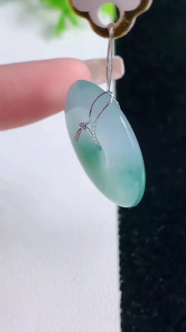 天然A货翡翠冰种飘花平安扣吊坠，尺寸24.7-4.6，重量:6.18g
1月16日