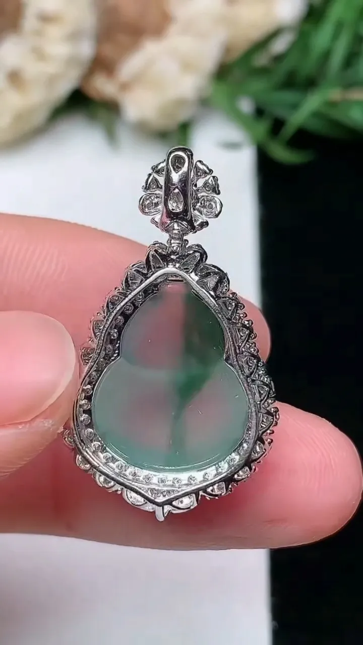 天然A货翡翠葫芦吊坠，尺寸28.3-16.8-10.8，裸石15-12.4，重量:3.22g
1月16日