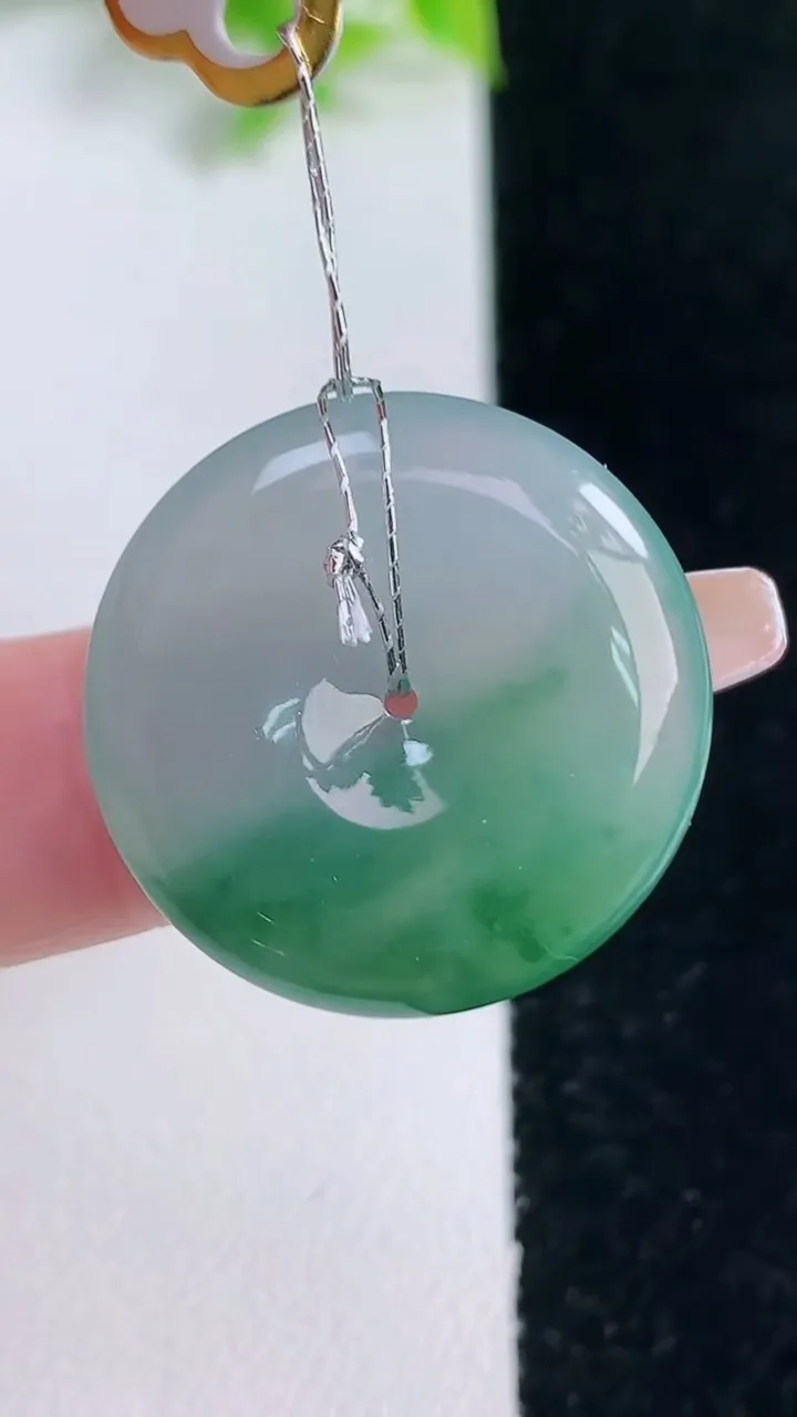 天然A货翡翠冰种飘花平安扣吊坠，尺寸24.7-4.6，重量:6.18g
1月16日