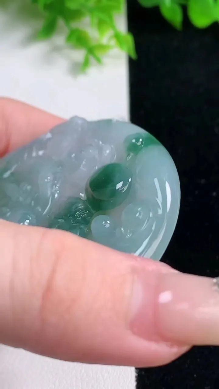 天然A货翡翠冰种飘花文殊菩萨吊坠，尺寸56.6-5.8，重量:39.11g
1月16日