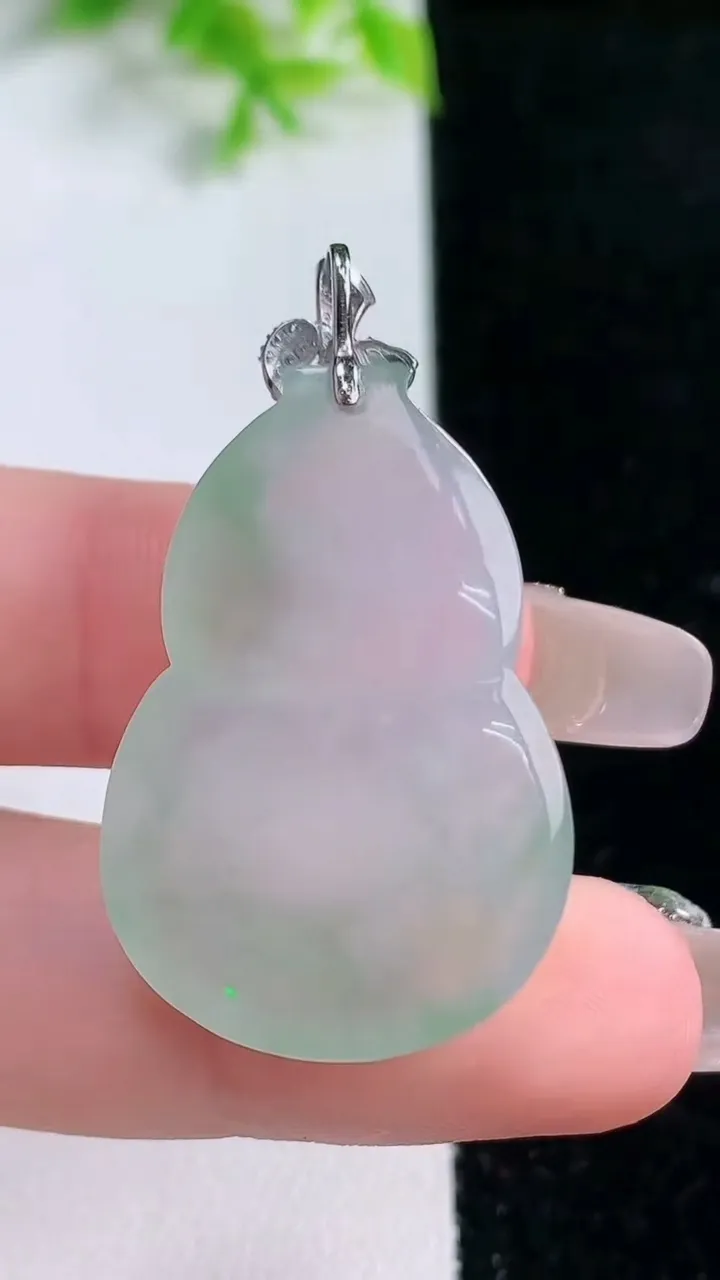 天然A货翡翠葫芦吊坠，尺寸31.4-22.3-6，重量:7.93g
1月16日