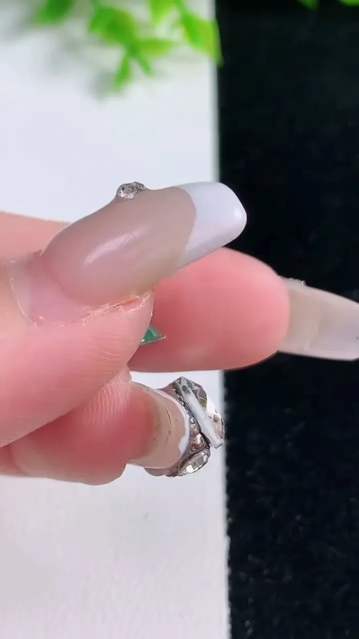 天然A货翡翠蛋面镶嵌件，尺寸13.5-11.5-4.2，重量:1.17g
1月16日