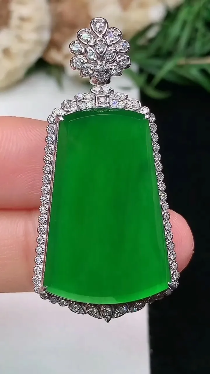 天然A货翡翠无事牌吊坠，尺寸42.6-20.7-8.6，裸石26.5-17，重量:7.32g
1月1