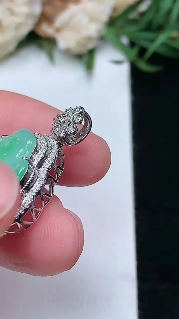 天然A货翡翠佛公吊坠，尺寸23.8-17.4-8，裸石12.7-15，重量:2.66g
1月16日