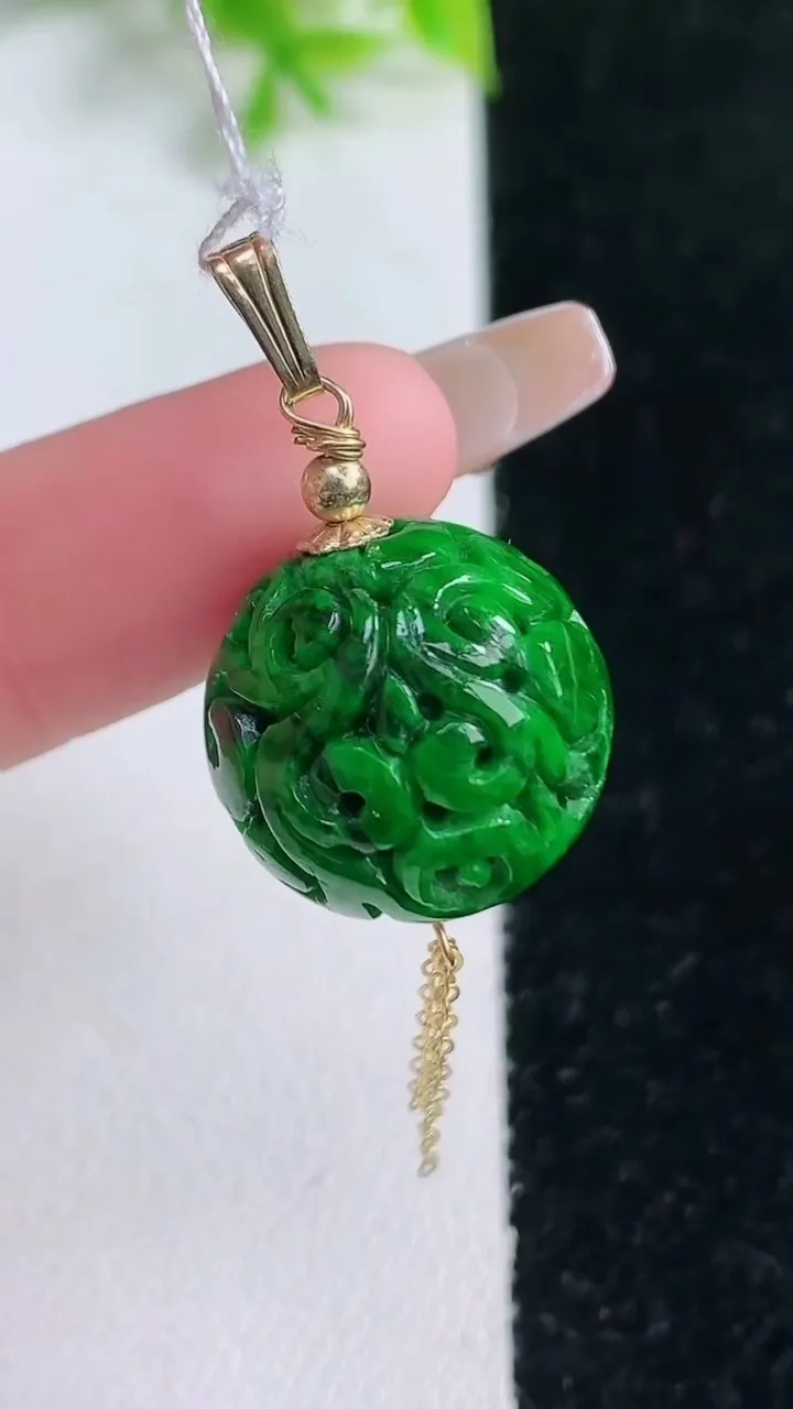 天然A货翡翠雕花圆珠吊坠，尺寸16.7，重量:10.00g1月16日
工厂直销收藏佳品,种好水足，色