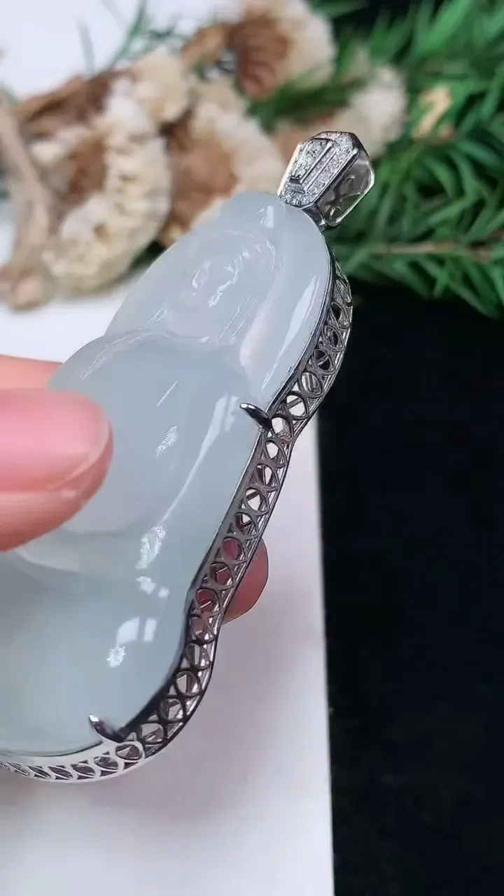 天然A货翡翠白冰素衣观音吊坠，尺寸56.7-36-12.6，重量:33.00g
1月16日