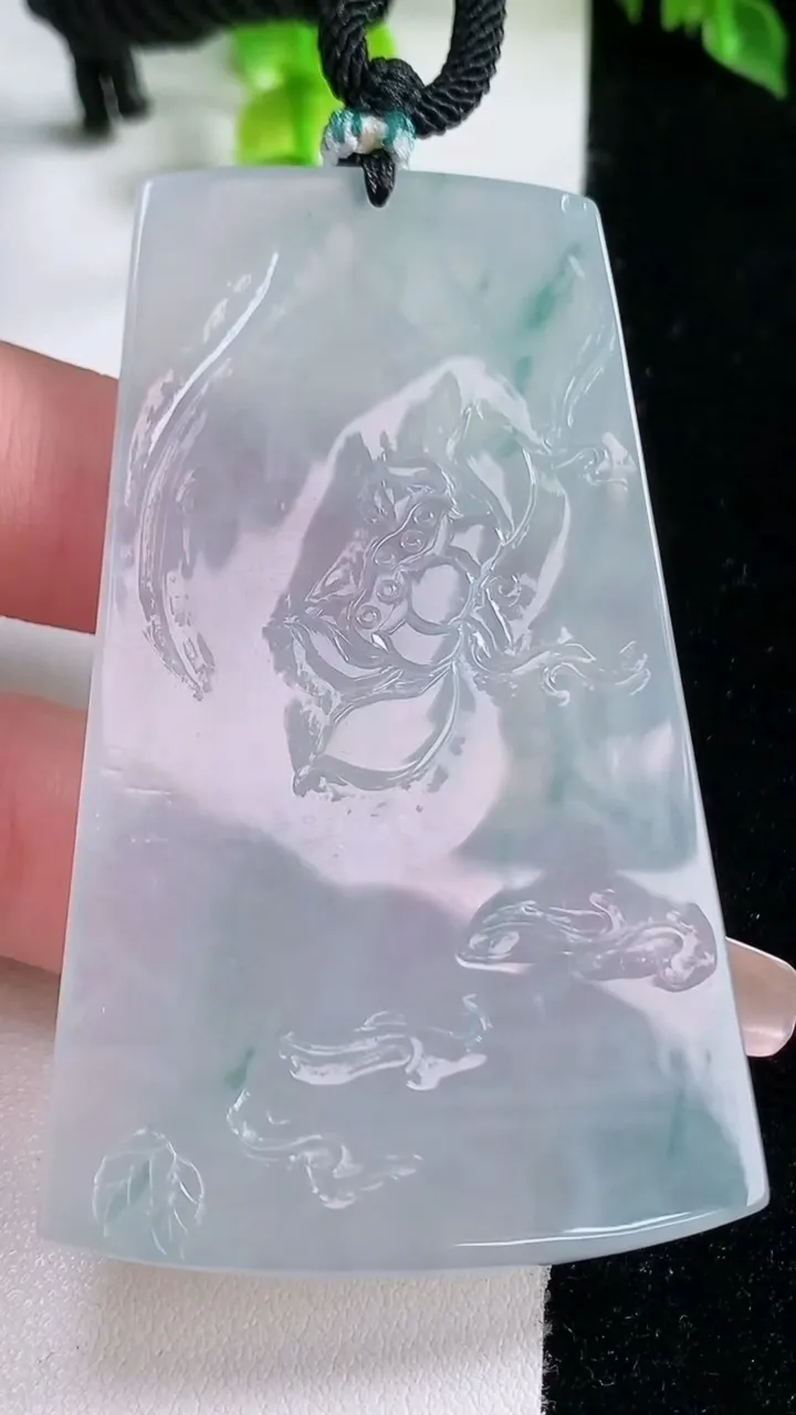 天然A货翡翠种飘花虚空藏菩萨吊坠，尺寸66.6-39.2-5.5，重量:38.97g
1月16日