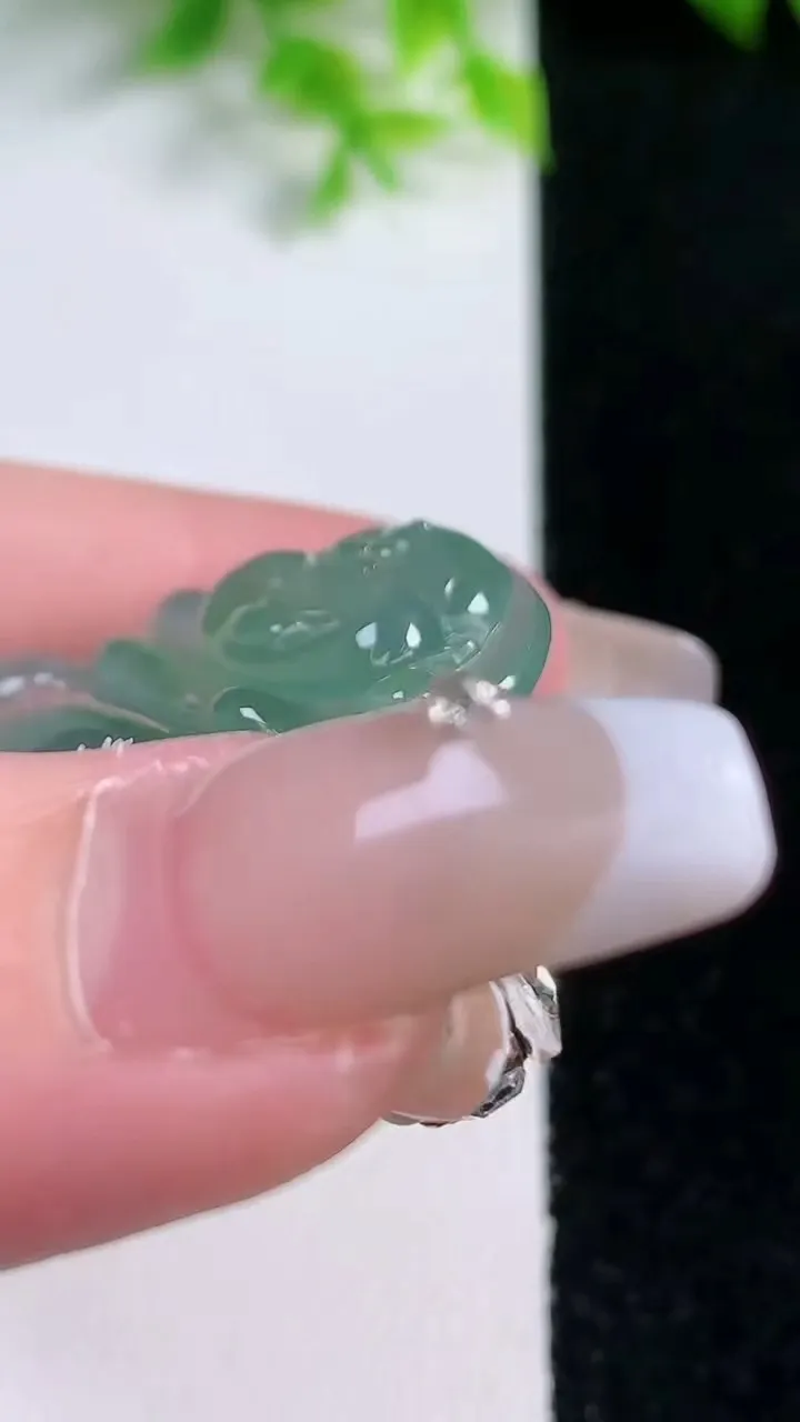 天然A货翡翠佛公吊坠，尺寸33.4-36.5-6.6，重量:12.00g
1月16日