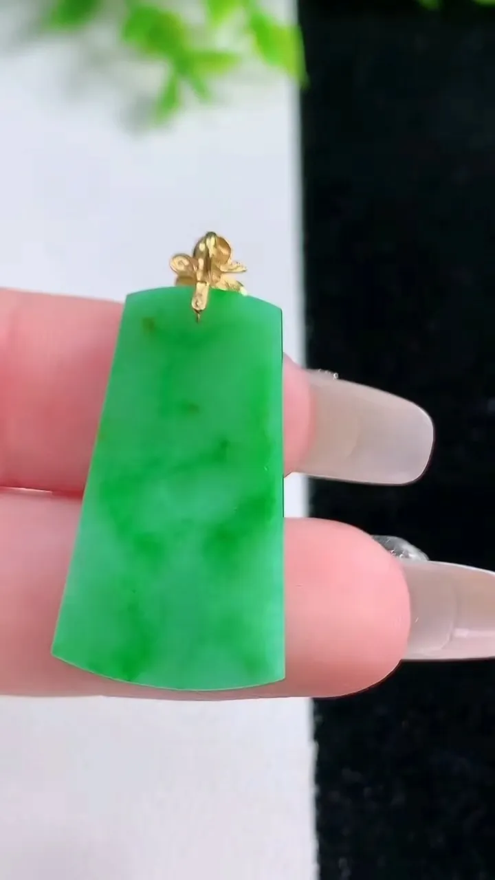 天然A货翡翠无事牌吊坠，尺寸28-16-2.3，重量:3.35g
1月16日