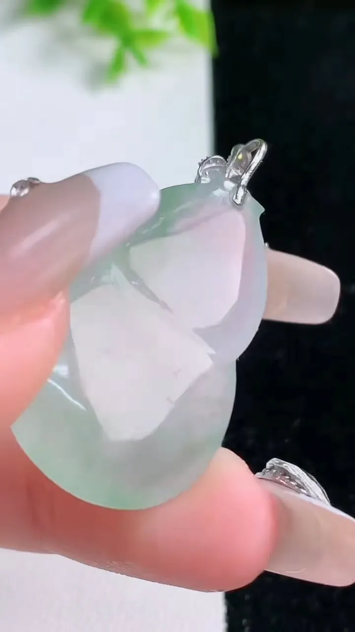 天然A货翡翠葫芦吊坠，尺寸31.4-22.3-6，重量:7.93g
1月16日