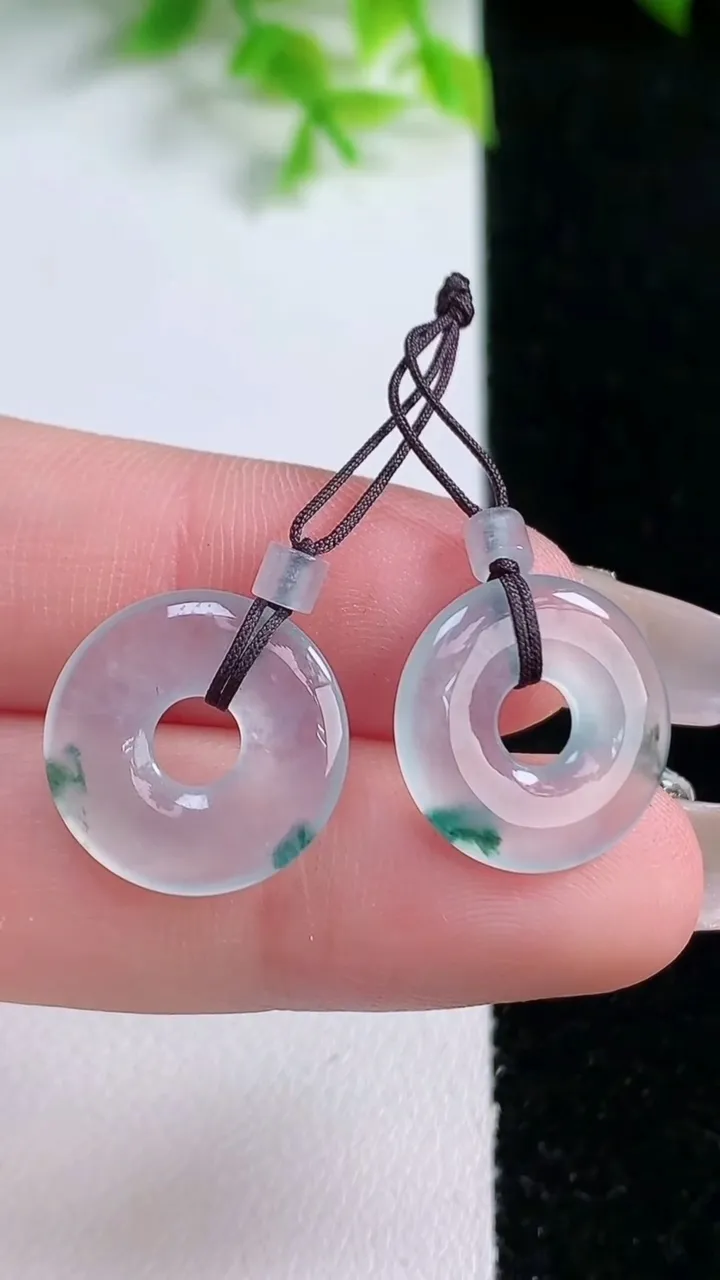 天然A货翡翠冰种飘花平安环吊坠一对，尺寸15.5-2.4，重量:3.18g
1月16日