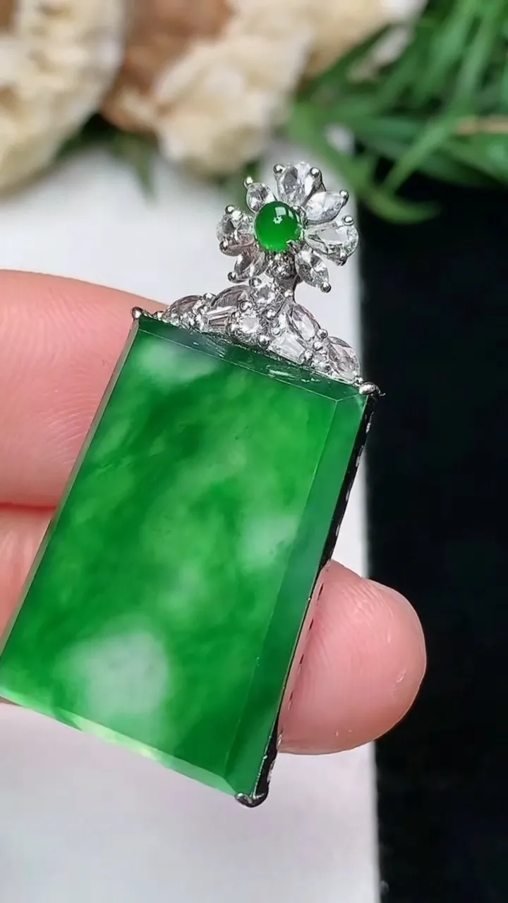 天然A货翡翠无事牌吊坠，尺寸22.6-16.8-5.4，重量:5.37g
1月16日