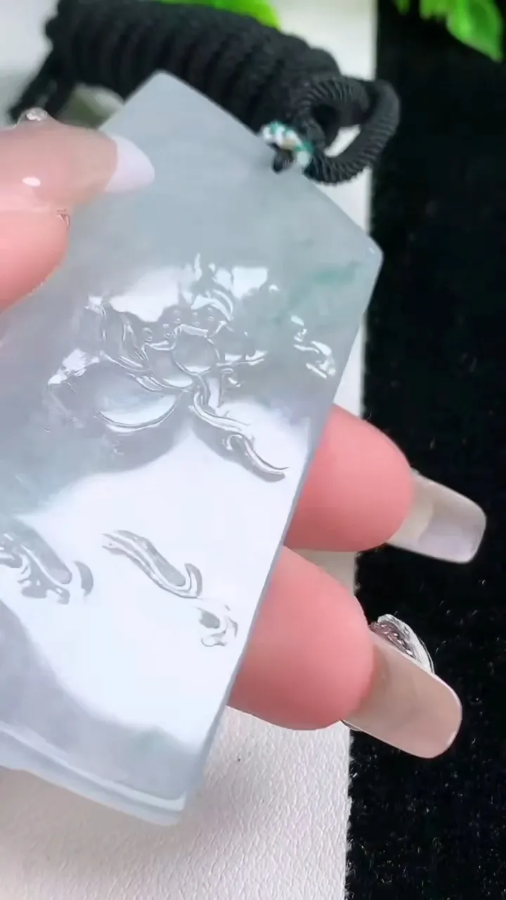 天然A货翡翠种飘花虚空藏菩萨吊坠，尺寸66.6-39.2-5.5，重量:38.97g
1月16日