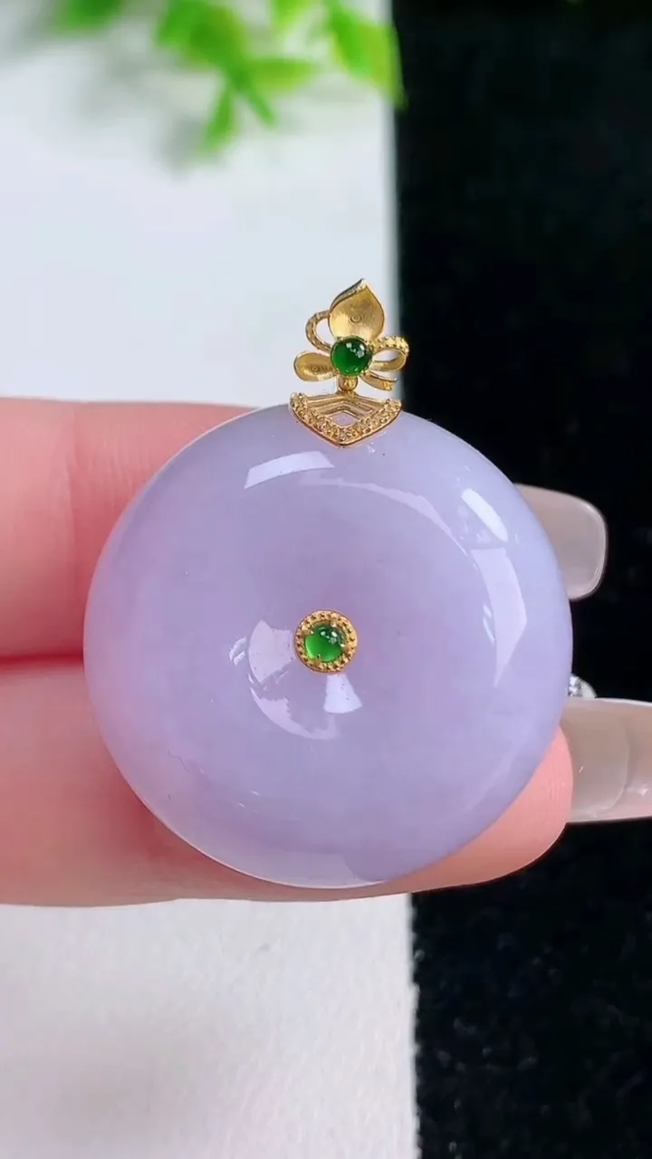 天然A货翡翠18K金紫罗兰平安扣吊坠，尺寸26.6-11.2，重量:17.02g
1月16日