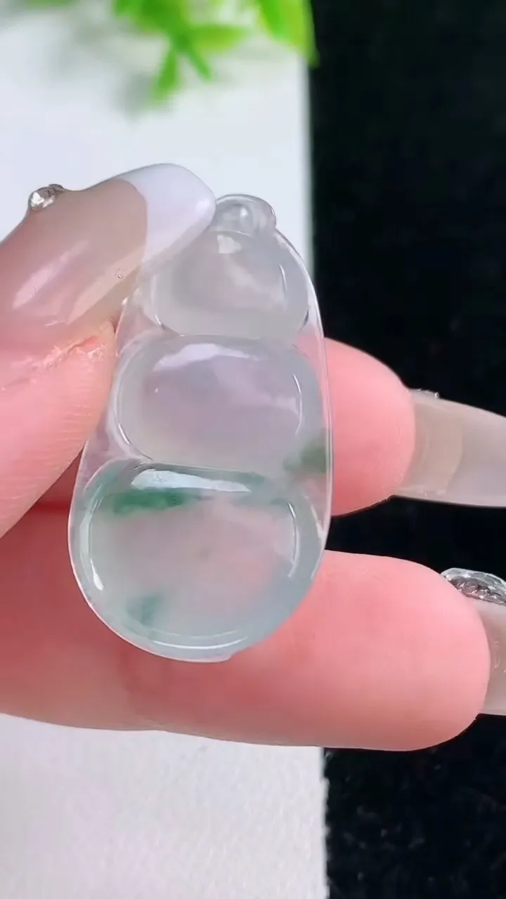 天然A货翡翠冰种飘花福豆吊坠，尺寸32.3-17.3-5.7，重量:4.89g
1月16日