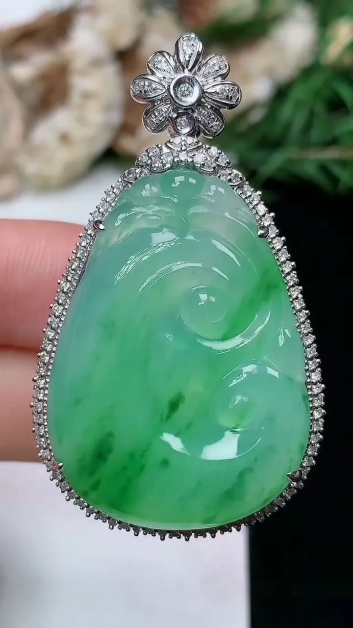 天然A货翡翠如意吊坠，尺寸47.4-27.9-11.7，裸石32.8-24，重量:13.51g
1月16日