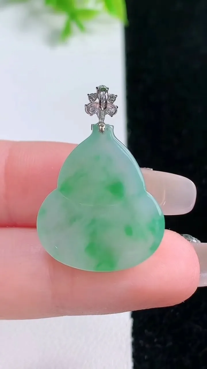 天然A货翡翠葫芦吊坠，尺寸23-20.2-5.5，重量:4.52g
1月16日