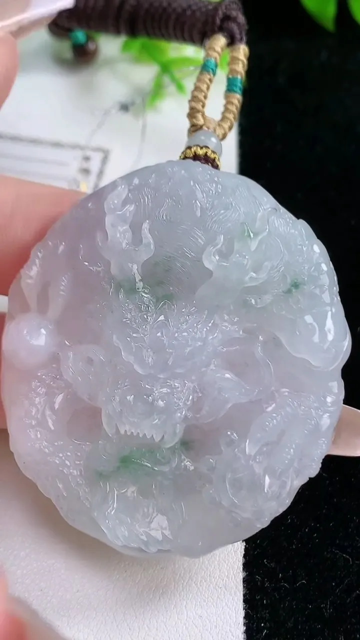 天然A货翡翠飘花龙牌吊坠，尺寸52.4-46.4-10.6，重量:49.50g
1月16日