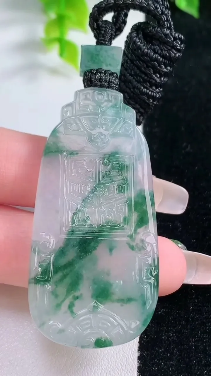 天然A货翡翠种飘花仿古无事牌吊坠，尺寸53.3-26.6-5，重量:23.25g
1月16日