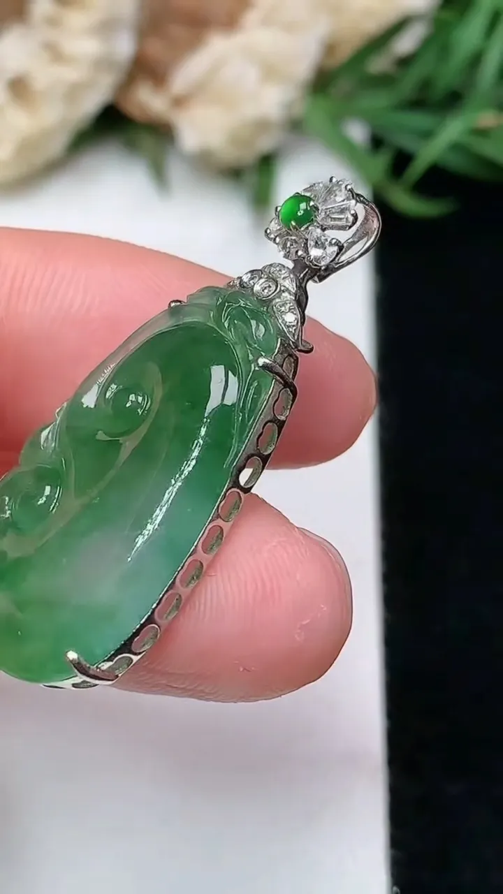 天然A货翡翠如意吊坠，尺寸25-15.2-5.5，重量:3.88g
1月16日