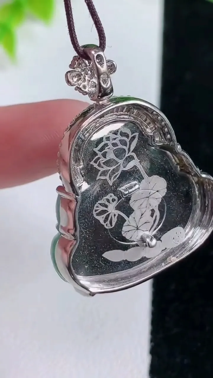 天然A货翡翠佛公吊坠，尺寸35.5-24.7-27-8.8，重量:9.93g
1月16日