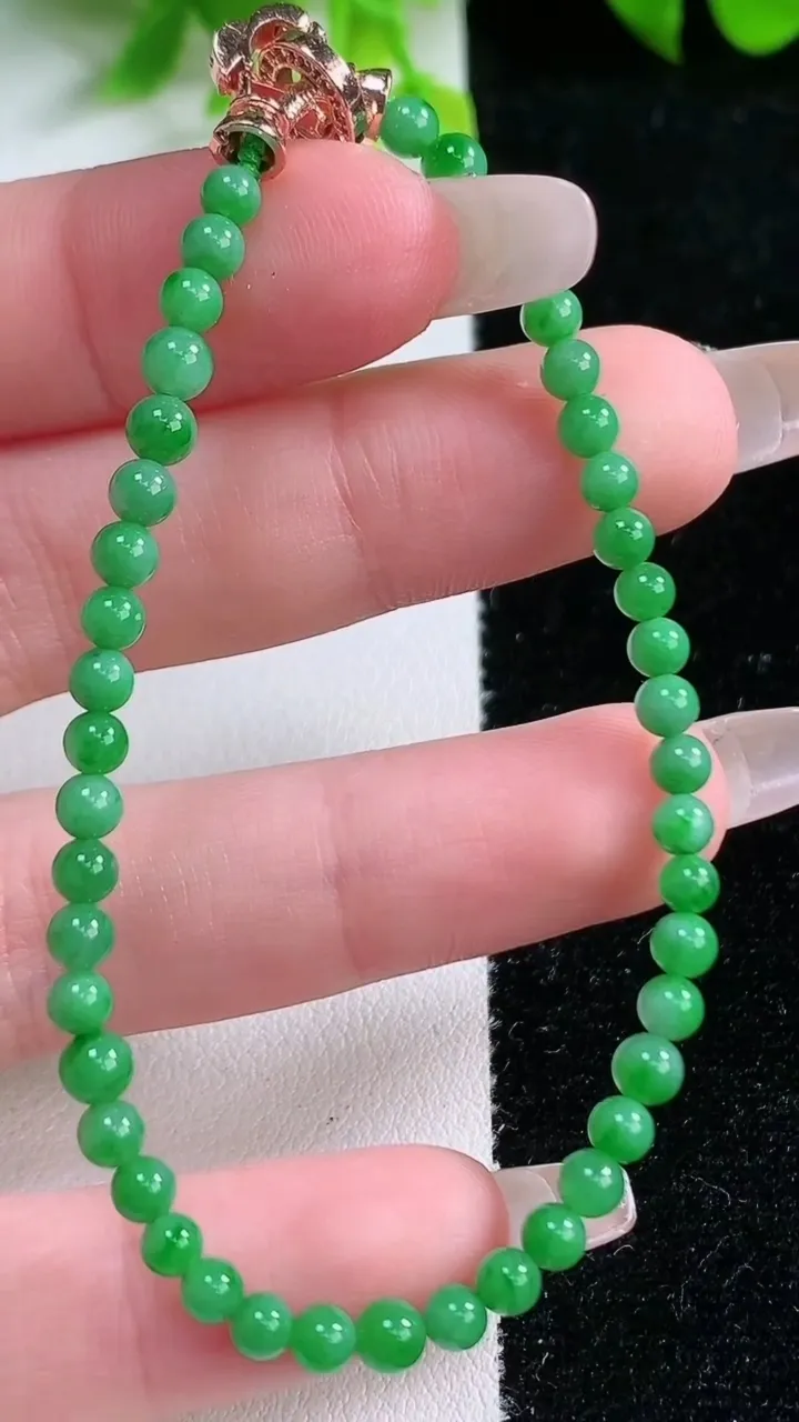天然A货翡翠小米珠手串，尺寸3.5-45颗，重量:5.06g1月16日
工厂直销收藏佳品,种好水足，色泽均匀，有种有色，上手高大气！