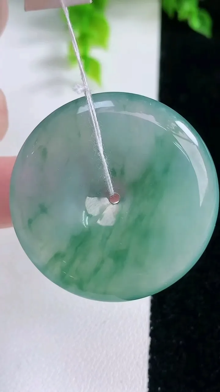 天然A货翡翠种飘花平安扣吊坠，尺寸37.5-5.8，重量:17.07g
1月16日