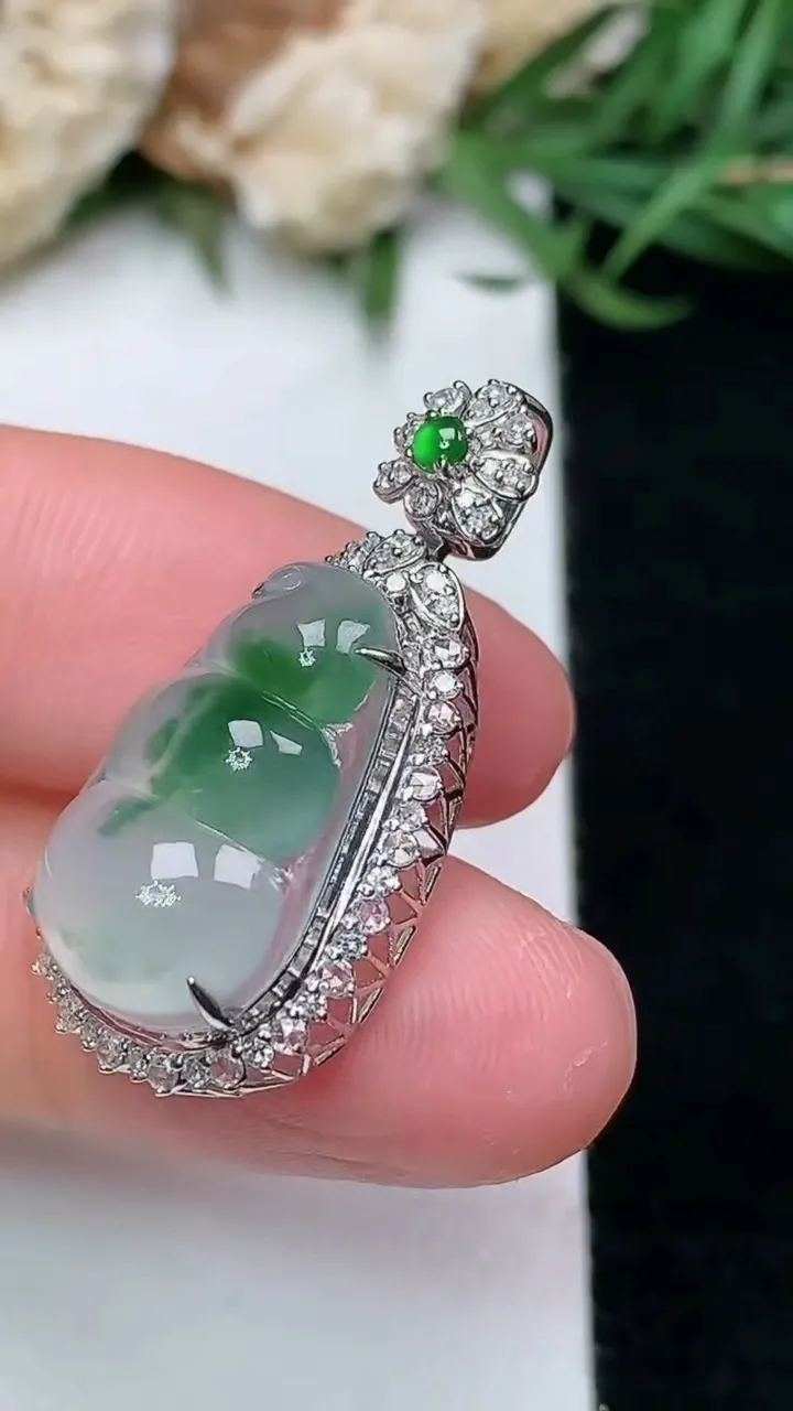 天然A货翡翠福豆吊坠，尺寸28.8-14.7-10，裸石17.6-11，重量:3.27g
1月16日