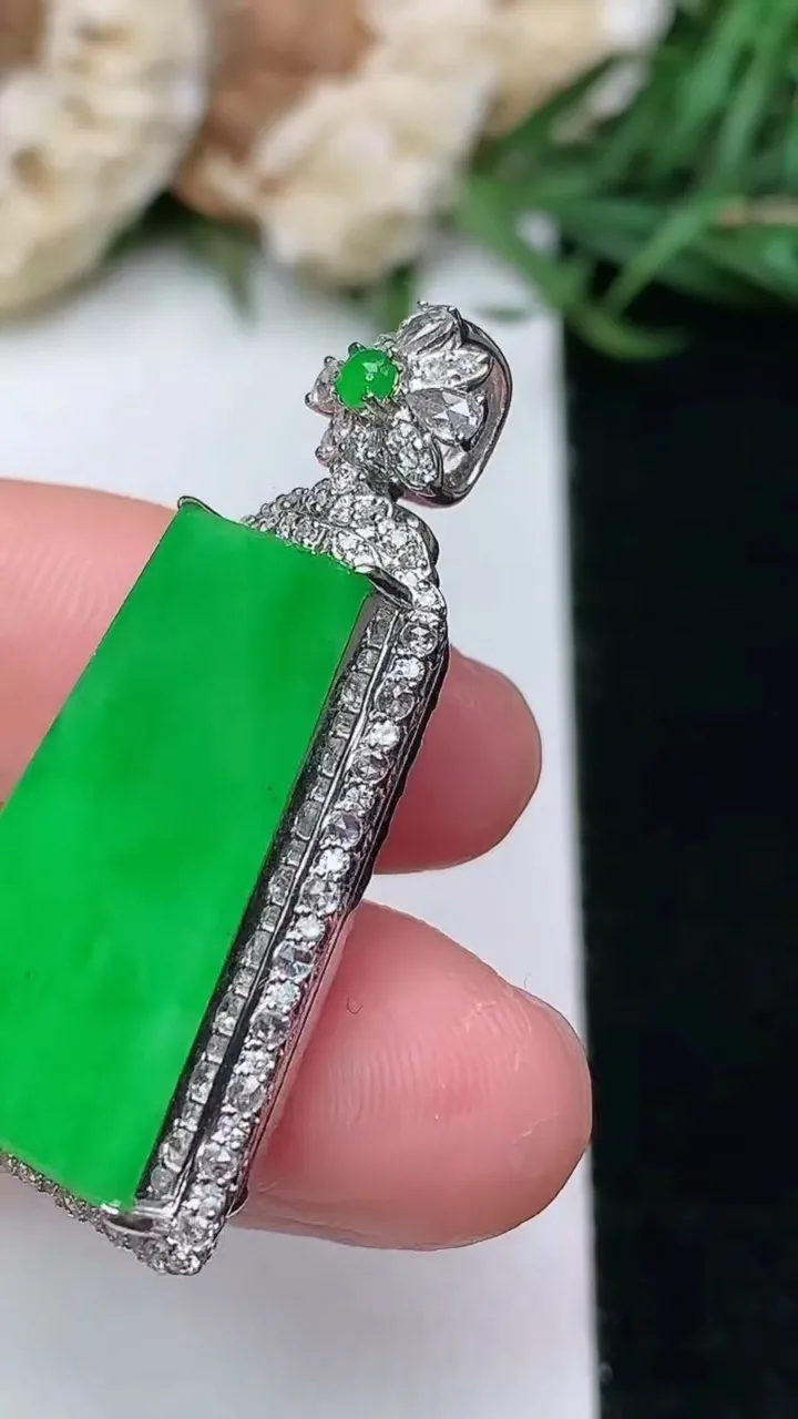 天然A货翡翠无事牌吊坠，尺寸35.4-17.2-8.9
1月16日