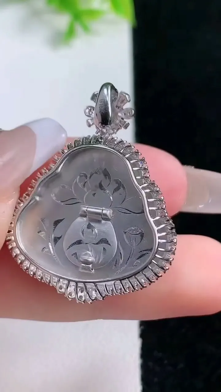 天然A货翡翠佛公吊坠，尺寸33.8-26.6-10.7，裸石22-24.3重量:8.90g
1月16日