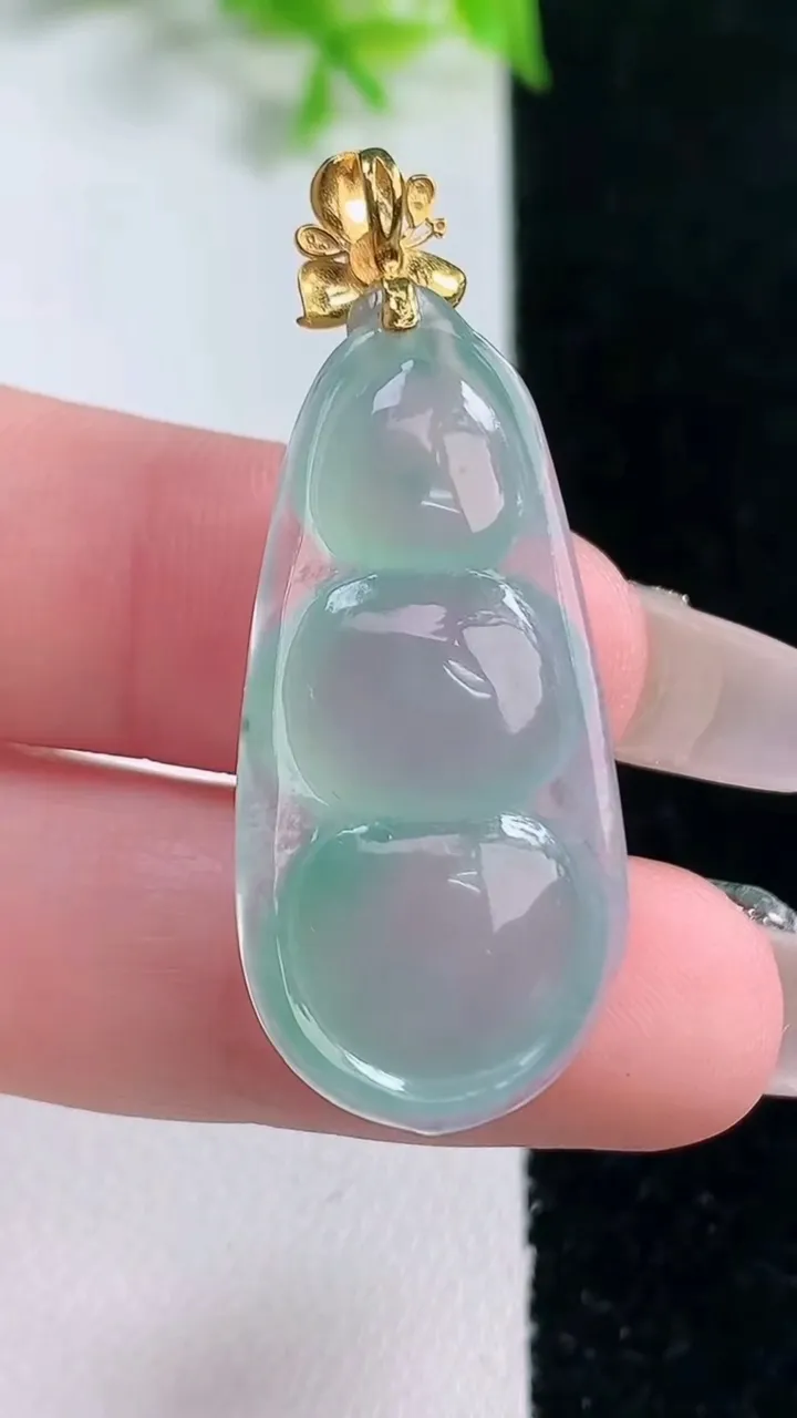 天然A货翡翠种飘花福豆吊坠，尺寸32.6-16.3-7.6，重量:6.03g
1月16日
