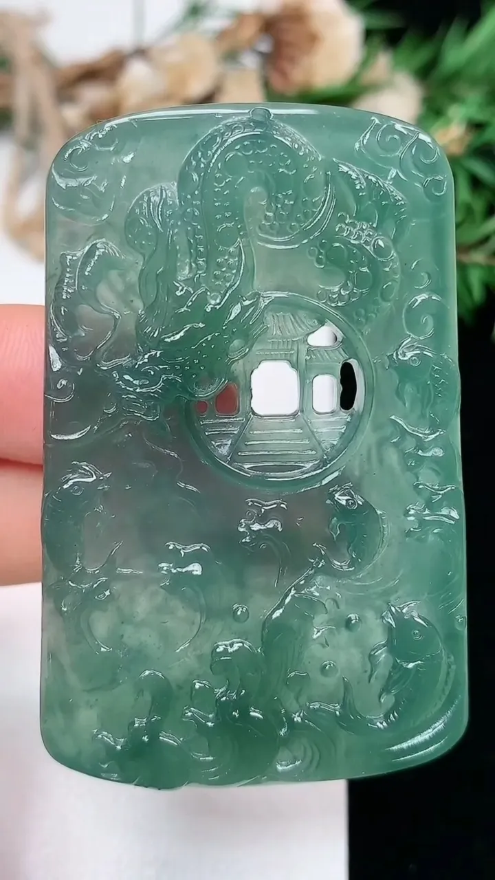 天然A货翡翠蓝水鲤鱼跃龙门吊坠，尺寸57.5-36.8-5.7，重量:23.28g
1月16日