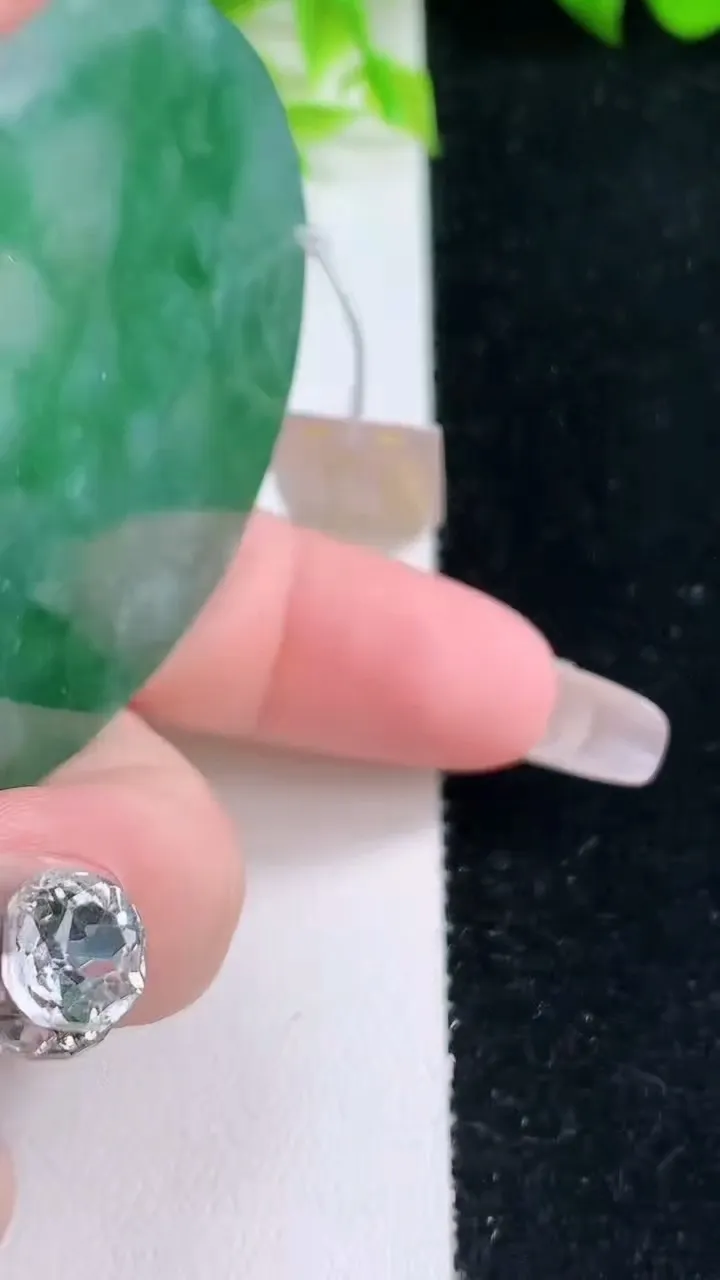 天然A货翡翠无事牌镶嵌件，尺寸56.5-47.2-4.7，重量:34.64g
1月16日