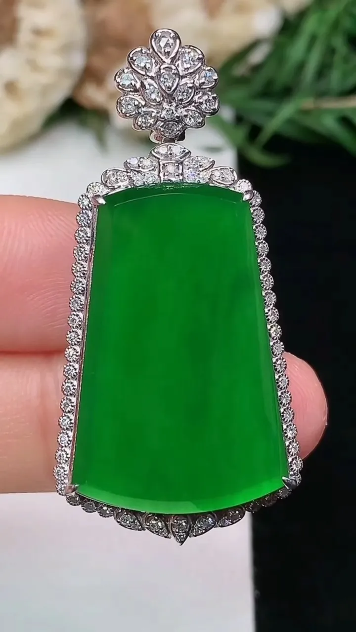 天然A货翡翠无事牌吊坠，尺寸42.6-20.7-8.6，裸石26.5-17，重量:7.32g
1月1