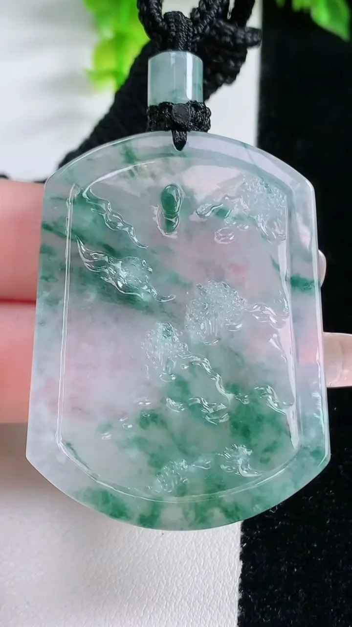 天然A货翡翠种飘花山水牌吊坠，尺寸47.7-35.8-5.6，重量:28.44g
1月16日