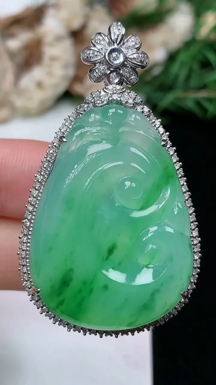 天然A货翡翠如意吊坠，尺寸47.4-27.9-11.7，裸石32.8-24，重量:13.51g
1月