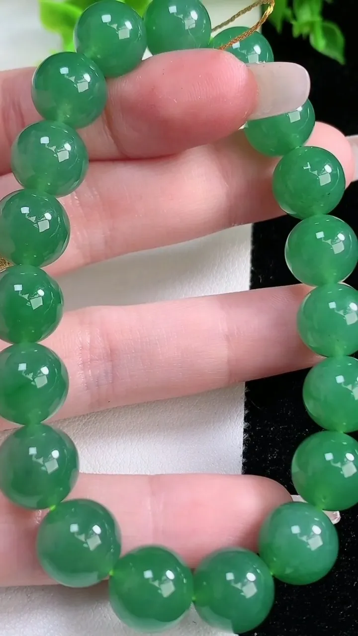 天然A货翡翠圆珠手串，尺寸10.6-19颗，重量:42.80g1月16日
工厂直销收藏佳品,种好水足，色泽均匀，有种有色，上手高大气！