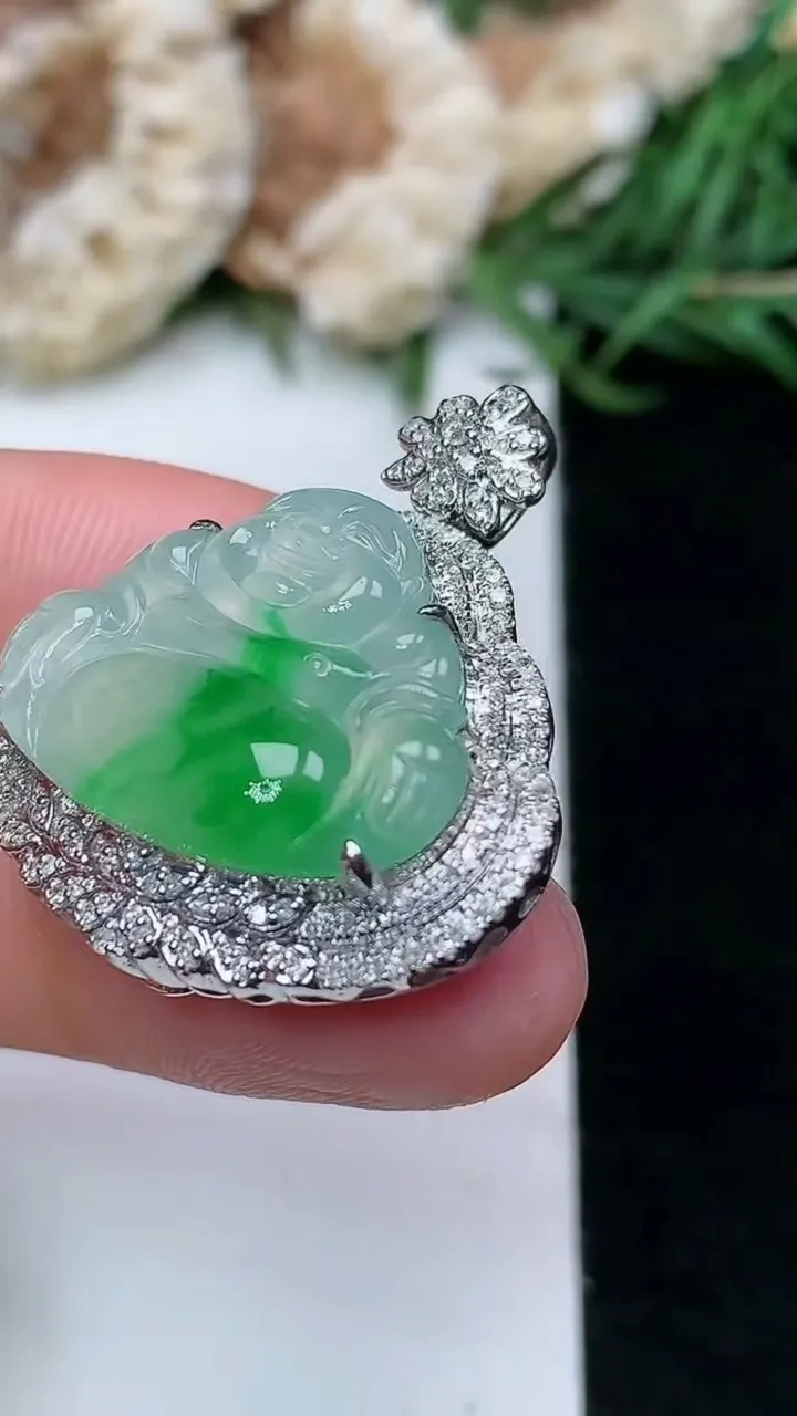 天然A货翡翠佛公吊坠，尺寸29.4-26-9.8，裸石16.2-21，重量:7.97g
1月16日