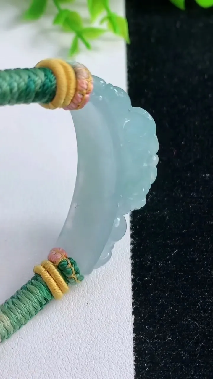 天然A货翡翠冰种飘花貔貅手牌，尺寸48-12.4-15，重量:31.72g
1月16日