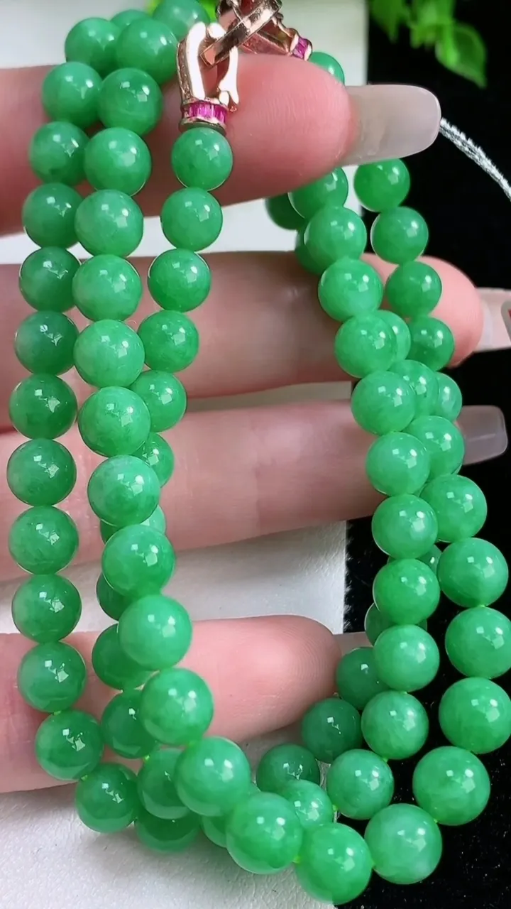 天然A货翡翠圆珠项链，尺寸6.4-87颗，重量:42.57g1月16日
工厂直销收藏佳品,种好水足，色泽均匀，有种有色，上手高大气！