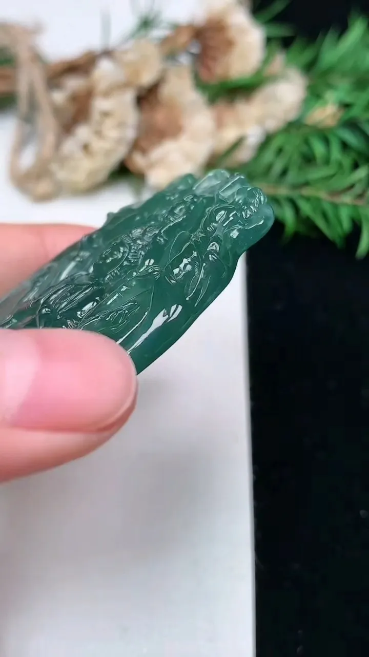 天然A货翡翠蓝水千手观音吊坠，尺寸57.6-41.2-6.2，重量:26.83g
1月16日