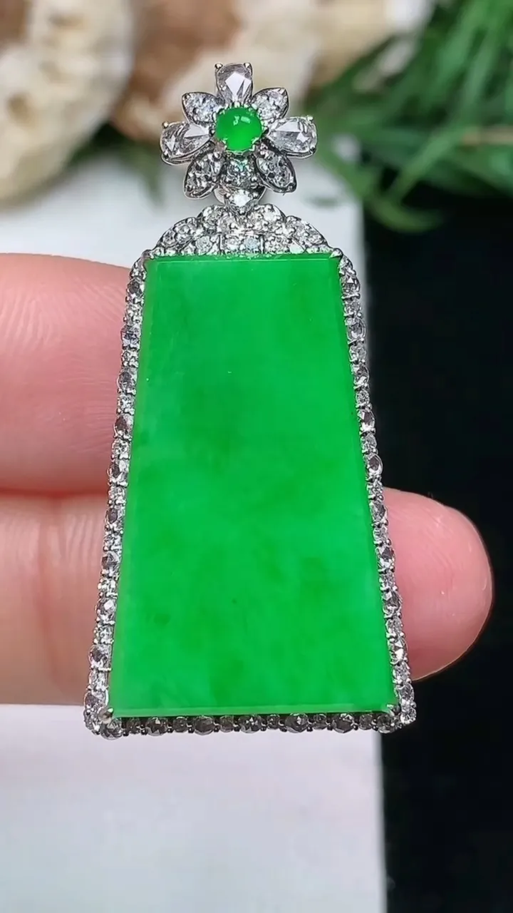 天然A货翡翠无事牌吊坠，尺寸35.4-17.2-8.9
1月16日