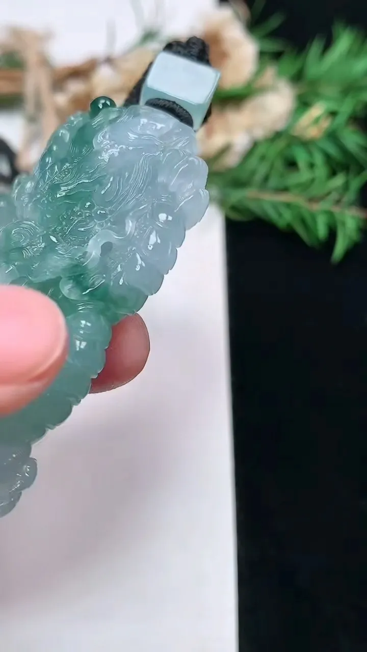 天然A货翡翠龙牌吊坠，尺寸65.5-34.8-12.2，重量:47.84g
1月16日