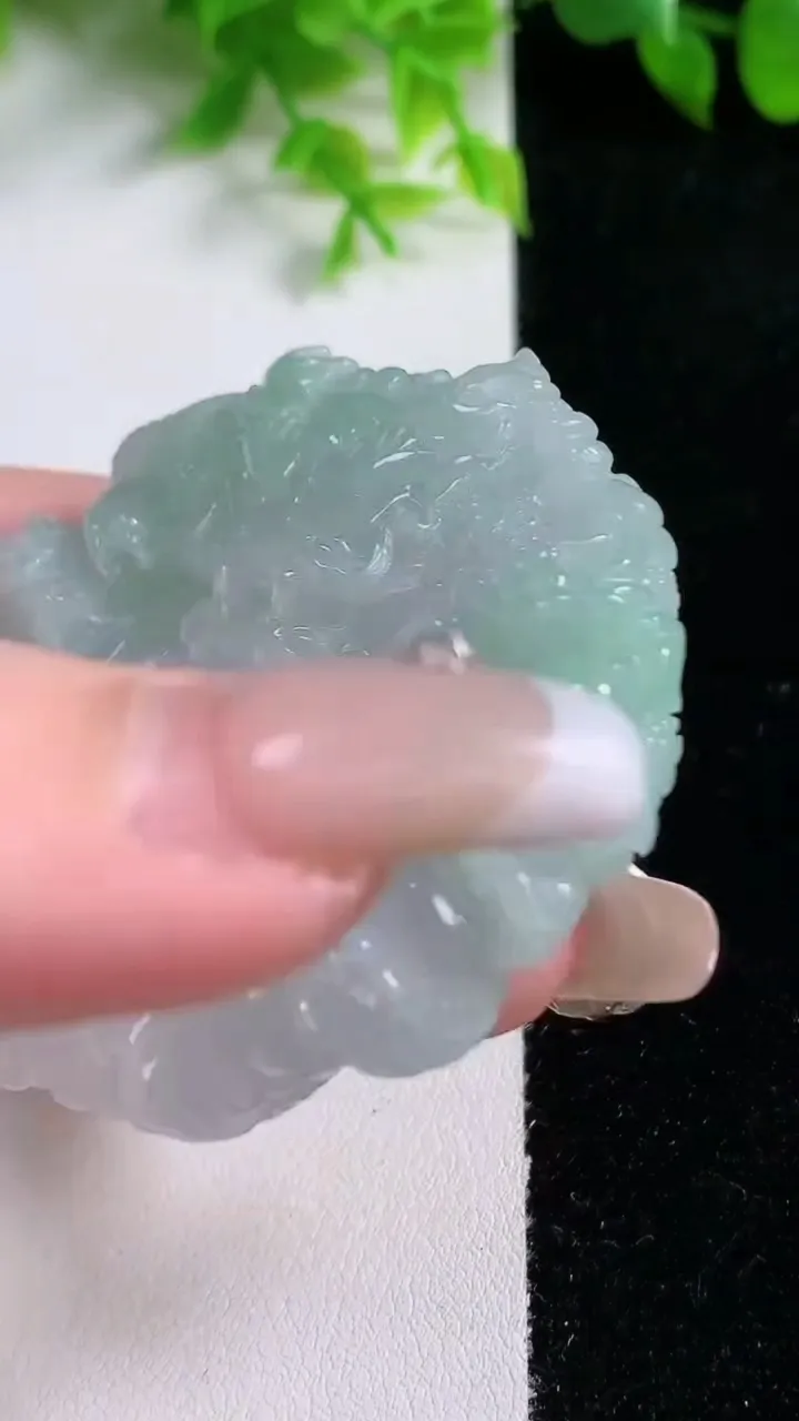 天然A货翡翠九龙至尊 龙牌吊坠，尺寸50.6-53-10.8，重量:56.27g
1月16日