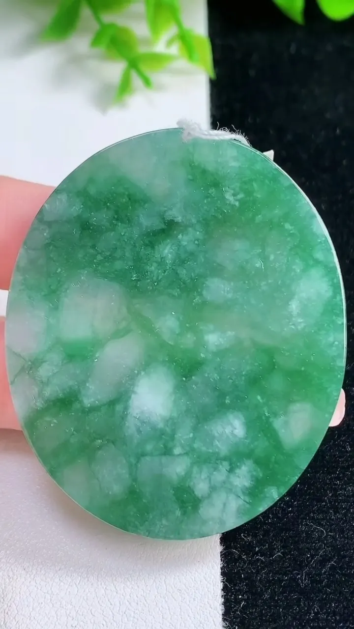 天然A货翡翠无事牌镶嵌件，尺寸56.5-47.2-4.7，重量:34.64g
1月16日