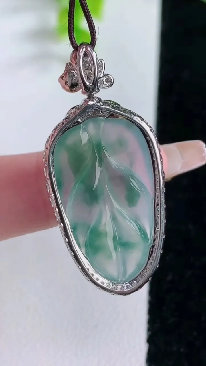 天然A货翡翠种飘花金枝玉叶 叶子吊坠，尺寸38.6-18-7，裸石27-15.5重量:5.80g
1月16日