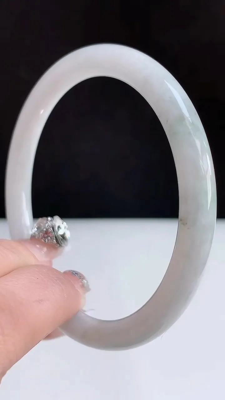 圈口56-57翡翠a圆条手镯尺寸57-7，重:25.25g1月16日