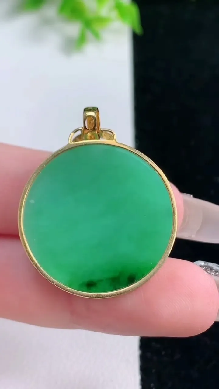 天然A货翡翠无事牌吊坠，尺寸25.6-6，重量:11.48g
1月16日