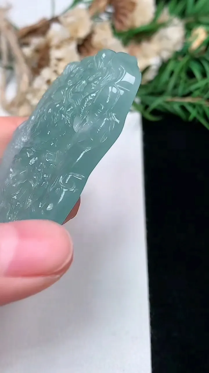 天然A货翡翠蓝水龙牌吊坠，尺寸70.3-35-7.7，重量:30.00g
1月16日