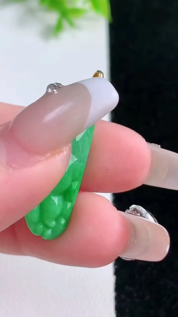 天然A货翡翠佛手瓜吊坠，尺寸25.8-8.8-4.4，重量:1.83g
1月16日